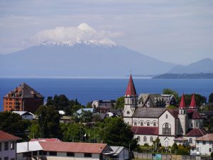 Qué hacer en Puerto Varas, Chile Puerto Varas Iglesia Volcán Osorno 300x225 - Qué hacer en Puerto Varas, Chile