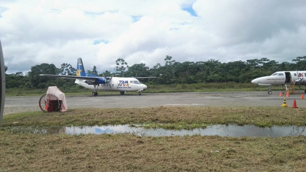 Avión de TAM y Amaszonas en Rurrebanaque, destino a La Paz