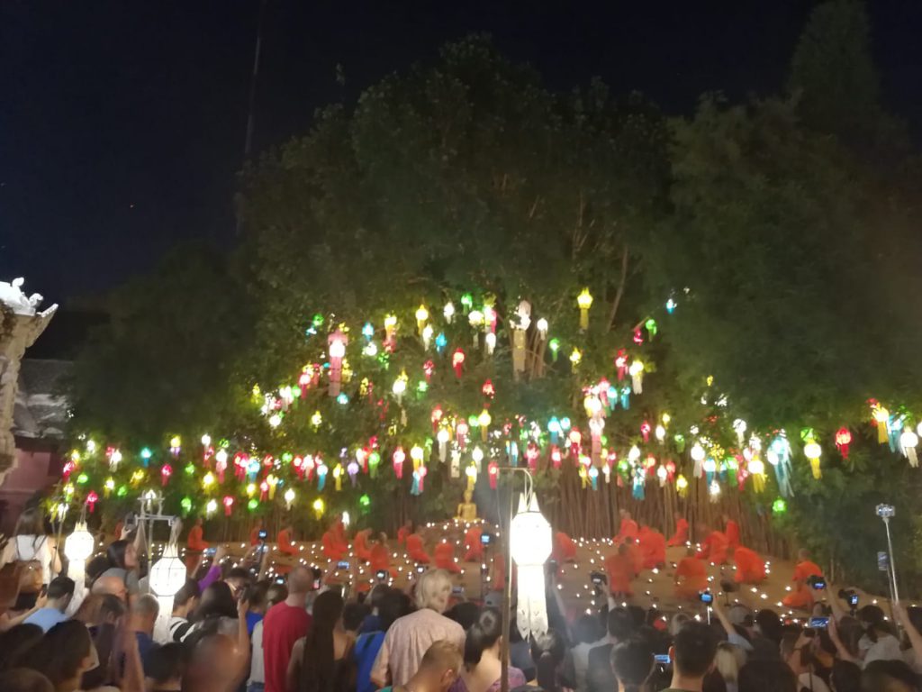  Yee Peng - Festival Chiang Mai - LLeno de turistas